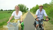 Kathrin Kampmann und Joop Wösten unterwegs auf Fahrrädern. © Screenshot 