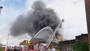 Die Feuerwehr löscht den Brand in einem Eisenbahnmuseum. © Screenshot 