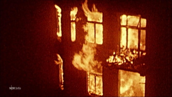 Ein brennendes Haus während des Feuersturms 1943 in Hamburg. © Screenshot 