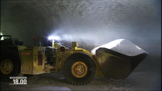 Eine Baggerschaufel mit Salz im Erkundungsbergwerk Gorleben. © Screenshot 
