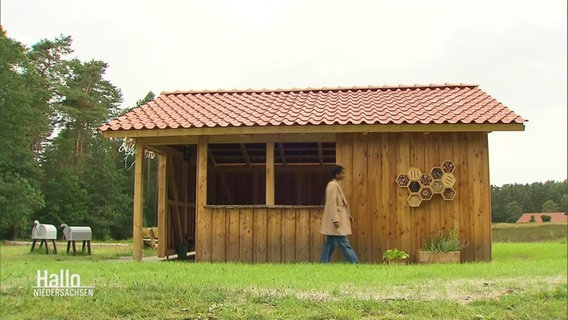 Die Landjugend von Amelinghausen hat eine neue Wetterschutzhütte gebaut. © Screenshot 