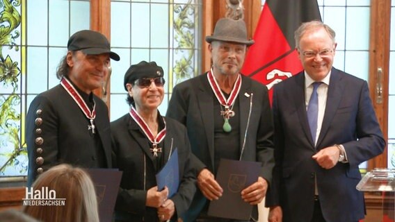 Die Scorpions mit Ministerpräsident Stephan Weil nach der Überreichung ihrer Verdienstkreuze. © Screenshot 