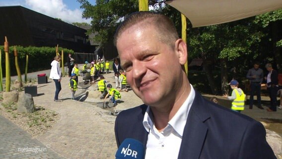 Im Vordergrund der Geschäftsführer vom Müritzeum, Mathias Küster, im Hintergrund der neue Wasserspielplatz. © Screenshot 