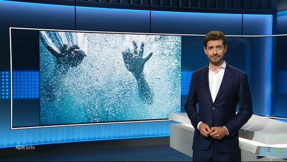 Daniel Anibal Bröckerhoff moderiert NDR Info 21:45. © Screenshot 
