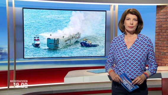 Moderatorin Sandrine Harder im Studio © Screenshot 