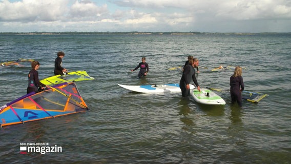 Surfer im Wasser. © Screenshot 