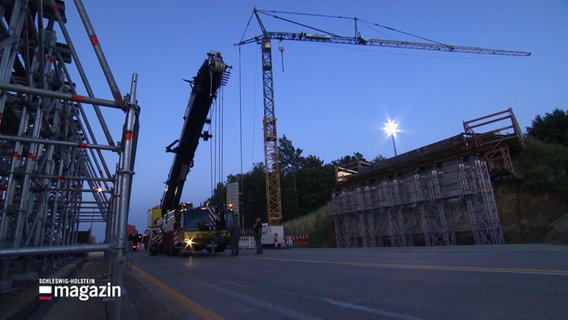 Bauarbeiten an einer Autobahnbrücke. © Screenshot 