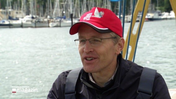 Der Ministerpräsident Daniel Günther auf einer Segeljacht. © Screenshot 