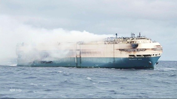 Der Frachter "Felicity Ace" in Brand auf See. © Screenshot 