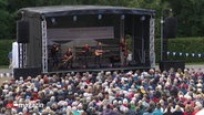 Eine Bühne mit Band und ein Publikum. © Screenshot 