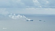 Ein Brennender Frachter auf der Nordsee umgeben von Löschbooten und Schleppern. © Screenshot 