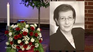 Ein Foto und ein Blumenstrauß gedenken an Heide Simonis bei der Trauerfeier in der Kieler Petruskirche. © Screenshot 