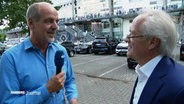 Reporter Thorsten Vorbau im Gespräch mit Bernd Wehmeyer, HSV-Legende, vor dem Hamburger Volksparkstadion © Screenshot 