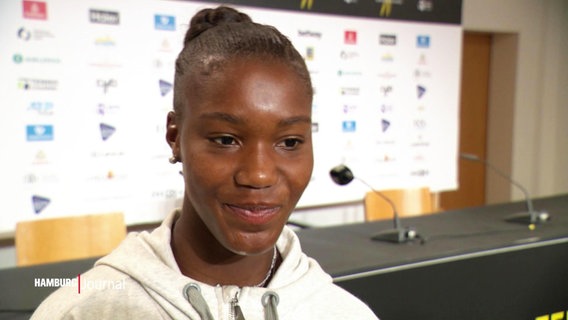 Die junge Tennisspielerin Nova Noha Akugue bei einer Pressekonferenz © Screenshot 