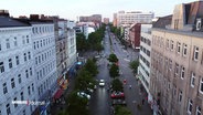 Blick aus der Vogelperspektive auf den Steindamm: eine größere, verkehrsberuhigte Hamburger Straße in der Innenstadt. © Screenshot 