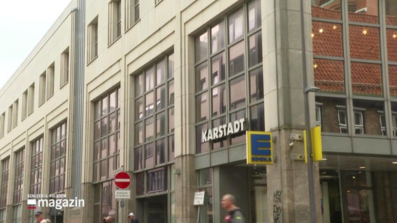 Blick auf die Außenfassade einer Karstadt-Filiale in einer Innenstadt © Screenshot 