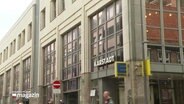 Blick auf die Außenfassade einer Karstadt-Filiale in einer Innenstadt © Screenshot 