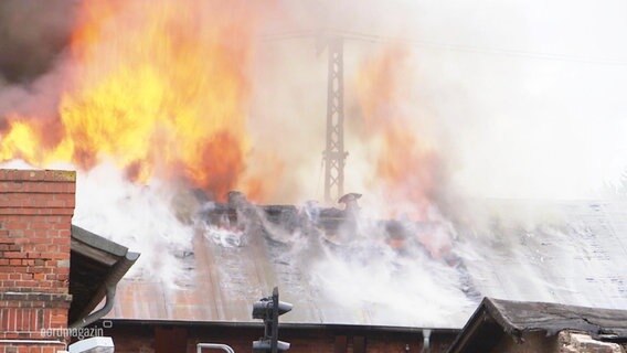 Flammen und Rauch schlagen aus einem Dachstuhl. © Screenshot 