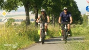 Peter Jagla und Thomas Kempernolte unterwegs auf dem Fahrrad. © Screenshot 