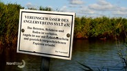 Auf einem Schild sind Regeln für das Angeln auf Sylt festgehalten. © Screenshot 