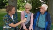 Eine Reporterin interviewt ein älteres Paar © Screenshot 