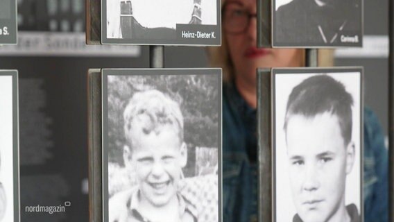 Porträts mehrere Jungen hängen in einem Ausstellungsraum © Screenshot 