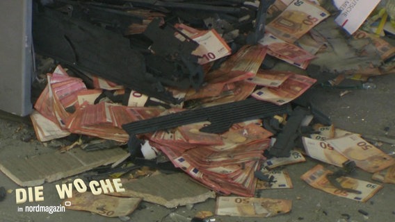 Geldscheine liegen inmitten von Trümmern auf dem Boden © Screenshot 