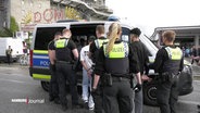 Polizistinnen und Polizisten eskortieren Jugendliche zu einem Polizeiwagen © Screenshot 