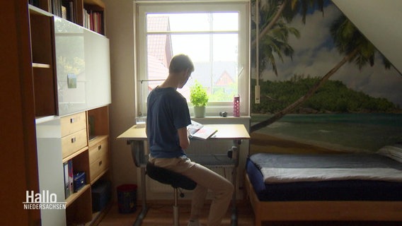 David Grever sitzt am Schreibtisch seines alten Kinderzimmers. © Screenshot 