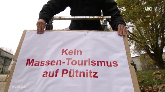 Ein Schild mit der Aufschrift: "Kein Massen-Tourismus auf Pütnitz". © Screenshot 