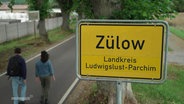 Das Ortsschild des kleinen Dorfes Zülow. © Screenshot 