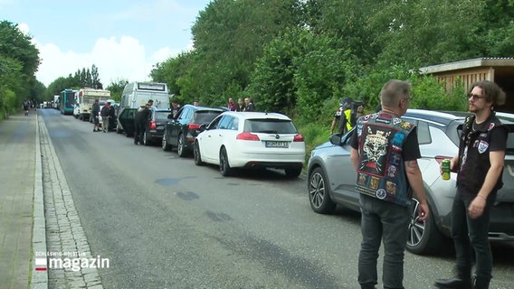 Wacken-Besucher stehen im Stau. © Screenshot 