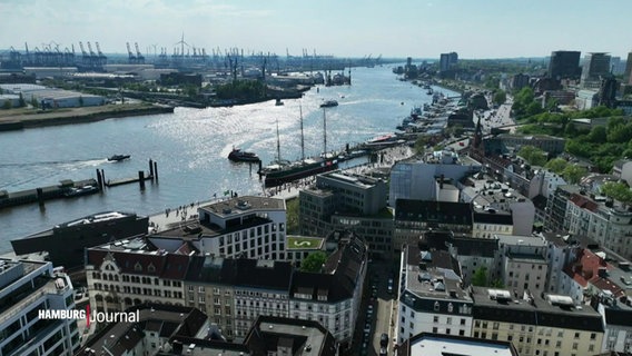 Das Portugiesenviertel direkt an den Landungsbrücken und der Elbe aus der Vogelperspektive. © Screenshot 