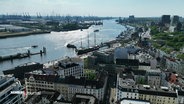 Das Portugiesenviertel direkt an den Landungsbrücken und der Elbe aus der Vogelperspektive. © Screenshot 