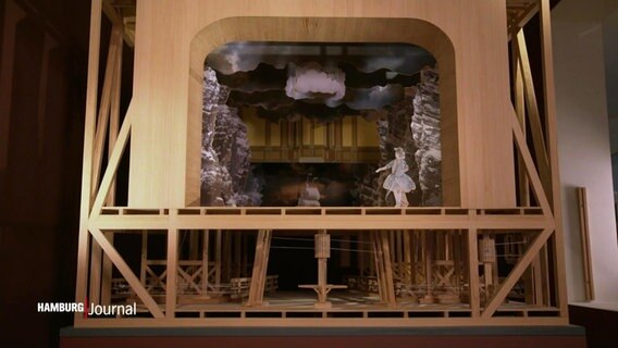 Ein Opern-Modell aus Holz. © Screenshot 