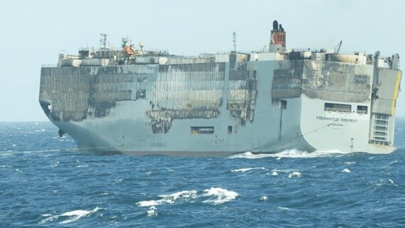 Das ausgebrannte Frachtschiff "Freemantle Highway" auf der Nordsee. © Screenshot 