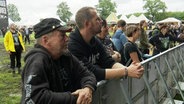 Einige wenige Wacken-Besucher auf dem Gelände. © Screenshot 