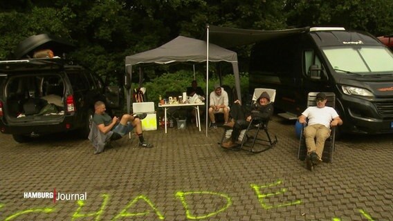 Wacken-Fans sind auf einem Parkplatz gestrandet. © Screenshot 