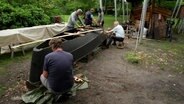 Männer bei einem Bootsbauern-Workshop in Prerow. © Screenshot 