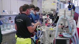 Versorgung eines schwerverletzten Kindes im Kinderspital München. Versorgung eines schwerverletzten Kindes im Kinderspital München. © Screenshot