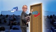 CDU-Vorsitzender Friedrich Merz klopft an eine Tür mit einem AfD-Logo. (extra 3 vom 03.08.2023 im Ersten) © NDR 