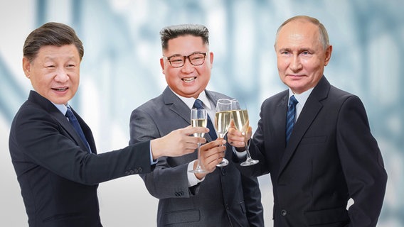Xi Jinping, Kim Jong-un und Vladimir Putin stossen gemeinsam an. (extra 3 vom 03.08.2023 im Ersten) © NDR 