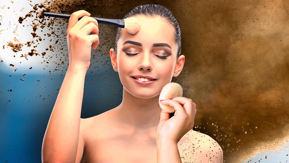Eine Frau schminkt sich. (extra 3 vom 03.08.2023 im Ersten) © NDR 