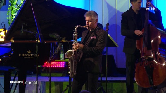 Ein Saxophonist bei einem Konzert. © Screenshot 