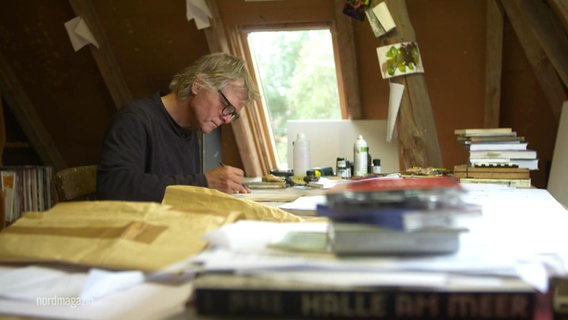 Maler Moritz Götze bei der Arbeit in seinem Atelier im Sommerhaus. © Screenshot 