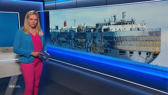 Juliane Möcklinghoff moderiert NDR Info 14:00 am 04.08.2023. Hinter ihr ist ein Bild des abgebrannte Auto-Frachters "Fremantle Highway" zu sehen. © Screenshot 