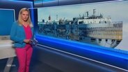 Juliane Möcklinghoff moderiert NDR Info 14:00 am 04.08.2023. Hinter ihr ist ein Bild des abgebrannte Auto-Frachters "Fremantle Highway" zu sehen. © Screenshot 