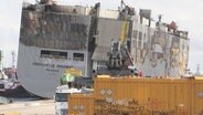 Die havarierte "Fremantle Highway" liegt mit leichter Schräglage im niederländischen Hafen Eemshaven. © Screenshot 