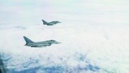 Zwei Eurofighter fliegen über den Wolken nebeneinander. © Screenshot 