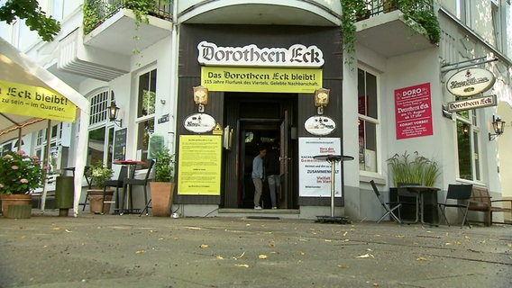 Eckeineingang mit der Schriftzug Dorotheen Eck über der Tür. © Screenshot 